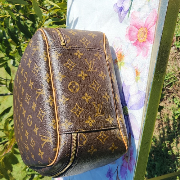 `ღ´- ♥ -`EXCELLENT CONDITION Authentic Louis Vuitton Excursion Bag `ღ´- ♥ -`ღ´-♥ - Picture 6 of 16